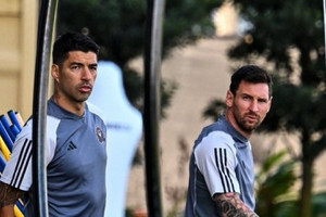 Luis Suarez bị đánh đau, giận dỗi mắng Messi là… đồ ngốc