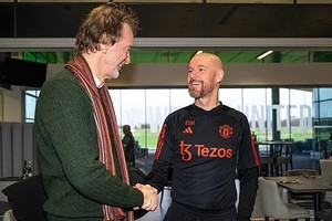 Ten Hag bị cắt kiểm soát chuyển nhượng MU, họp 'giữ ghế' vào tháng 2
