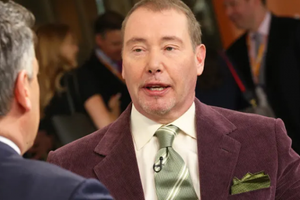 ‘Vua trái phiếu’ Jeffrey Gundlach: Hãy tránh xa những cổ phiếu đắt đỏ, để dành tiền mặt và sẵn sàng cho suy thoái kinh tế