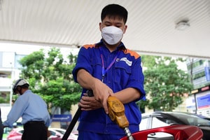 Giá xăng dầu lại tăng mạnh, RON95 vượt 24.000 đồng/lít