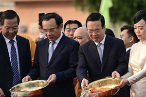 Chủ tịch nước Võ Văn Thưởng cùng phu nhân thả cá chép tiễn ông Công, ông Táo