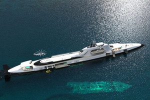 Siêu du thuyền dài hơn 160m, có thể lặn tới độ sâu 250m, được trang bị cả hồ bơi, hầm rượu và rạp chiếu phim