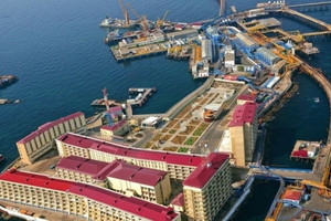 Thành phố nổi trên biển đầu tiên của thế giới chứa cả chung cư 8 tầng, rạp chiếu phim 300 chỗ ngồi, dân số có lúc lên đến 5.000 người