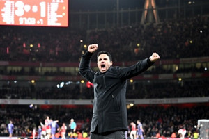 HLV Arteta bị chê trách ăn mừng như Arsenal vô địch Premier League