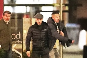 MU thắng giòn 3 trận, Erik ten Hag vui vẻ đi ăn tối với Van Persie