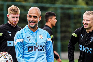 Man City chuẩn bị lên đầu bảng, Pep Guardiola lại gọi tên MU