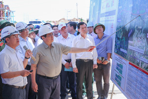 Thủ tướng kiểm tra hiện trường, thúc đẩy tiến độ 2 dự án cao tốc trọng điểm vùng Đông Nam Bộ