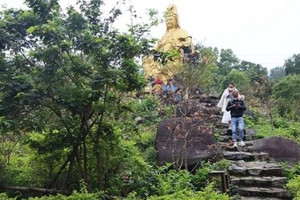 Ngôi chùa tọa lạc trên đỉnh núi, mặt giáp bãi biển đẹp nhất nhì miền Trung Việt Nam, được ví như chốn ‘bồng lai tiên cảnh’ hiếm có khó tìm