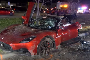 Siêu xe Maserati MC20 đứt đôi sau cú đâm vào thân cây ở tốc độ trên 161 km/h