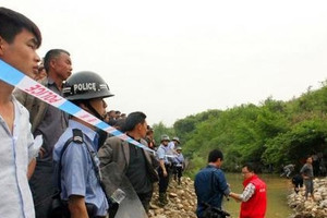 Phong tỏa khẩn hiện trường lão nông đụng trúng ‘kho báu’ toàn vàng miếng hàng trăm năm, chuyên gia vào cuộc phát hiện thêm mộ cổ chứa nghi vấn