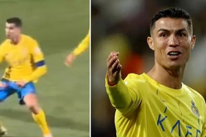 Ronaldo bị trừng phạt vì cử chỉ tục tĩu