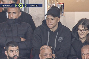 Luis Enrique huỵch toẹt lý do khiến Mbappe tức giận bỏ lên khán đài