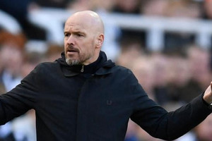Erik ten Hag chống chế khó nghe sau khi MU thua ngược Man City
