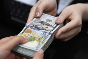 Giá USD tự do tăng mạnh, lên gần 25.600 đồng
