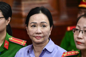 Sức mạnh đồng tiền giúp bà Trương Mỹ Lan ‘một tay che cả bầu trời’
