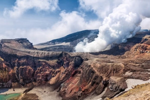 Bán đảo rộng 270.000km2 có tới 300 ngọn núi lửa, 300.000 cư dân vẫn sinh sống mặc cho động đất xảy ra thường xuyên