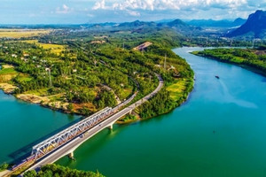 Dòng sông bắt nguồn từ dãy Trường Sơn, chỉ dài 100km nhưng có đến hơn 100 thác nước lớn nhỏ