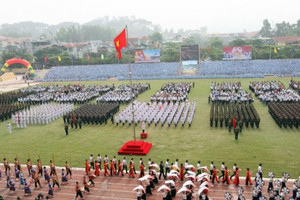 12.000 người, 18 khẩu lựu pháo cùng 12 máy bay trực thăng được huy động để tham gia lễ diễu binh, diễu hành kỷ niệm 70 năm Chiến thắng Điện Biên Phủ