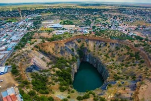 Hơn 50.000 thợ mỏ dùng rìu đào sâu vào lòng đất, khai thác 3 tấn kim cương dưới hố khổng lồ trong suốt nửa thế kỷ