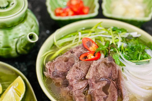 Lý do không nên vắt chanh vào bún, phở đang nóng