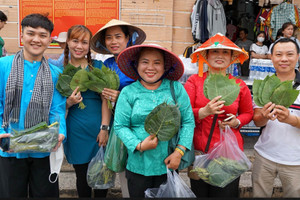 Độc đáo những phiên chợ chỉ dùng lá cây thay tiền ở Việt Nam