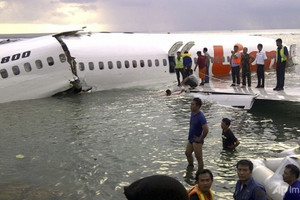 Máy bay mất kiểm soát rơi xuống biển rồi gãy đôi, 108 hành khách và phi hành đoàn vẫn sống sót một cách thần kỳ