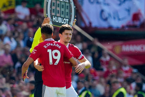 MU mua trung vệ 'xịn', thanh lý ngay Maguire và Varane