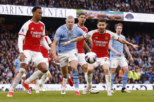 Man City hòa tẻ nhạt Arsenal: Món quà cho Liverpool