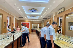 Kiểm tra đột xuất 3 cửa hàng kinh doanh vàng ở Hà Nội, lực lượng chức năng bước đầu xác định vi phạm