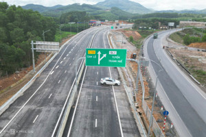 Nỗ lực triển khai việc cắm biển, phân luồng trên tuyến cao tốc Cam Lộ - La Sơn