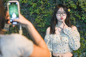 Dân Hà Nội rủ nhau check-in giàn hoa tím, xe xếp tràn lòng đường lúc gần nửa đêm