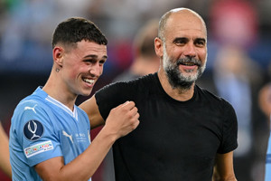 Phil Foden chói sáng, Pep Guardiola khen hết lời rồi... chê!