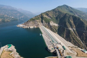 Nhà máy thủy điện nằm ở độ cao 5.000m phía trên mực nước biển, có thể sản xuất trung bình hơn 7,3 tỷ kWh điện mỗi năm