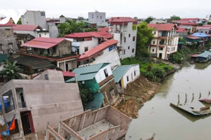 Sông 'nuốt chửng' nhà dân, chính quyền yêu cầu tháo dỡ công trình, khẩn trương di dời toàn bộ hộ dân sinh sống trong phạm vi sự cố sạt lở