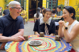 Tim Cook 'xin chào Việt Nam', uống cà phê trứng, cắn hạt hướng dương