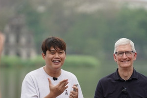 Tới Việt Nam, CEO Apple Tim Cook khen 'đất nước sôi động và xinh đẹp', gặp gỡ ca sĩ Mỹ Linh, Duy Thẩm, người dùng đoán sắp có 'tin vui' ở Việt Nam