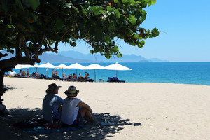 Bãi biển Nha Trang thông thoáng sau khi tháo dỡ các công trình ‘chắn biển’