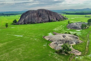 Núi đá vôi cao gần 100m nằm giữa cánh đồng cách TP.HCM 130km