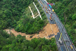 Sập đường cao tốc khiến 24 người thiệt mạng, hàng loạt xe hơi bốc cháy