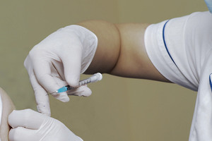 Tiêm 3 mũi vắc xin Covid-19 AstraZeneca, tôi có nguy cơ bị cục máu đông không?