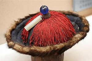 Thanh niên nông thôn mang chiếc mũ của tổ tiên đi thẩm định, chuyên gia kích động hỏi một câu: 'Tổ tiên của anh là ai?'