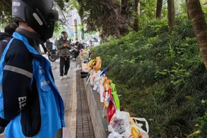 Vụ 'Mèo Béo' 21 tuổi tự tử vì tình: Cộng đồng mạng Trung phẫn nộ vì gửi đồ ăn đến tưởng niệm nhưng toàn hộp rỗng, Mixue, Gongcha phải lên tiếng xin lỗi