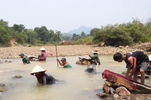 Thuỷ điện ở miền Trung Việt Nam đóng nước khiến sông cạn trơ đáy, người dân đổ xô đi ‘đãi cát tìm vàng’