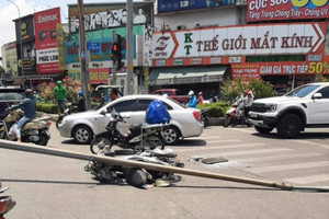 TP. HCM: Trụ đèn chiếu sáng bất ngờ đổ ập đè lên người đi đường, 1 người nhập viện