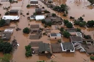 ‘Đại hồng thủy’ kinh hoàng nhất trong 150 năm nhấn chìm khoảng 400 thành phố, số người thương vong không ngừng tăng, hàng loạt cây cầu gãy đôi chỉ trong tích tắc