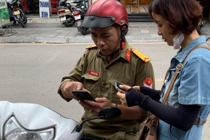 Cửa hàng ngừng bán, dân mua vàng ‘sang tay’ ngoài đường tấp nập như mua rau