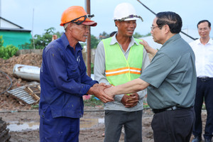 Thủ tướng khảo sát dự án cao tốc Châu Đốc-Cần Thơ-Sóc Trăng và công tác ứng phó sạt lở tại Cần Thơ