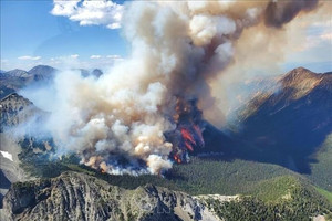 Hàng nghìn người phải sơ tán do cháy rừng lan nhanh tại Canada