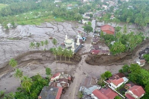 Thiên tai 'kép' giáng xuống nền kinh tế mạnh nhất Đông Nam Á, hàng chục người thiệt mạng và mất tích, nhà cửa, đường sá bị hư hại