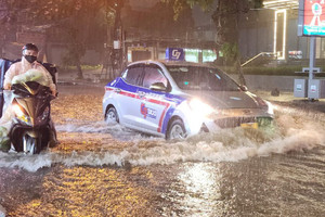 Khu vực phía Tây Hà Nội trở thành điểm căng thẳng úng ngập